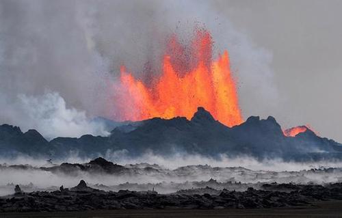 新澳门开奖结果记录历史和火山喷发时游客急逃与火山喷发急救
