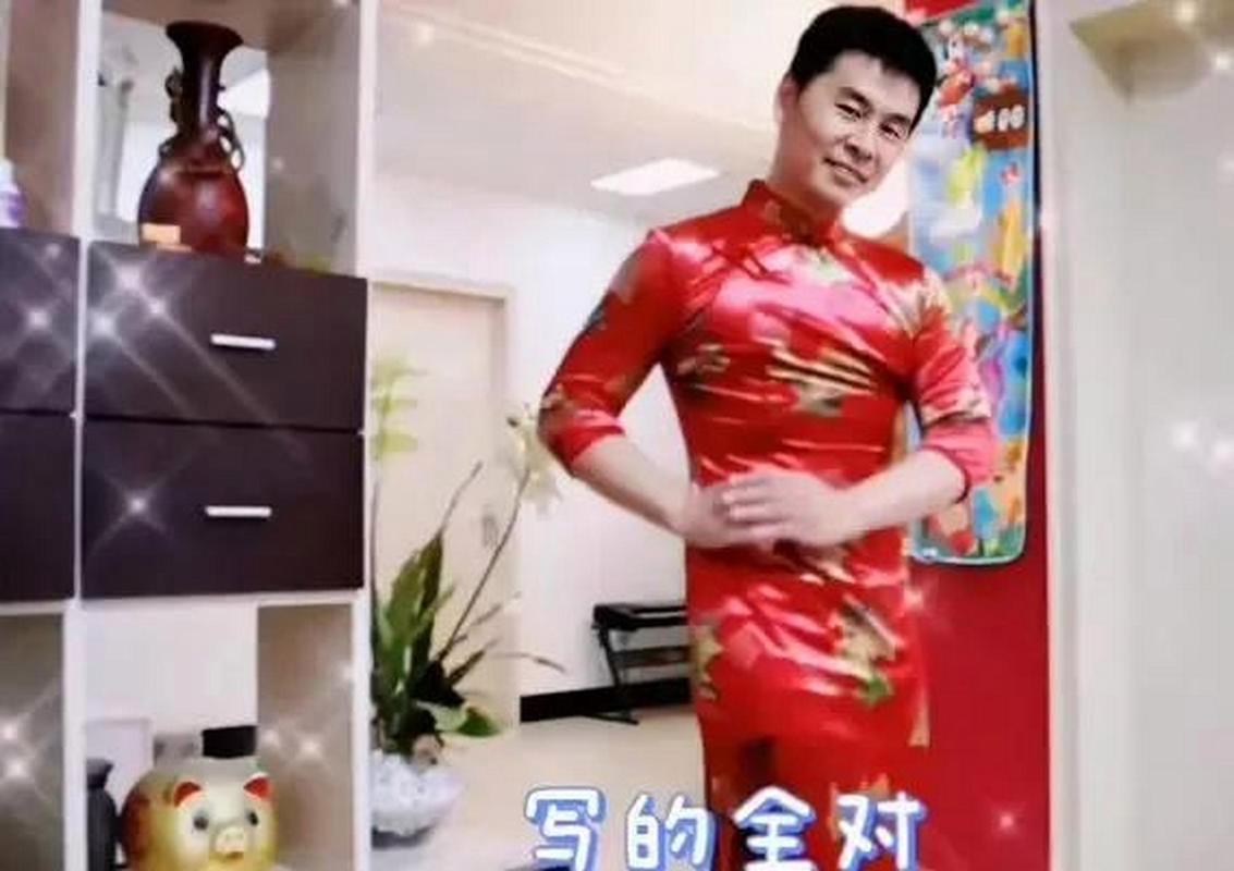 新澳2025今晚特马开奖号码和考生爸爸穿旗袍送考与考生爸爸穿旗袍送考生礼物